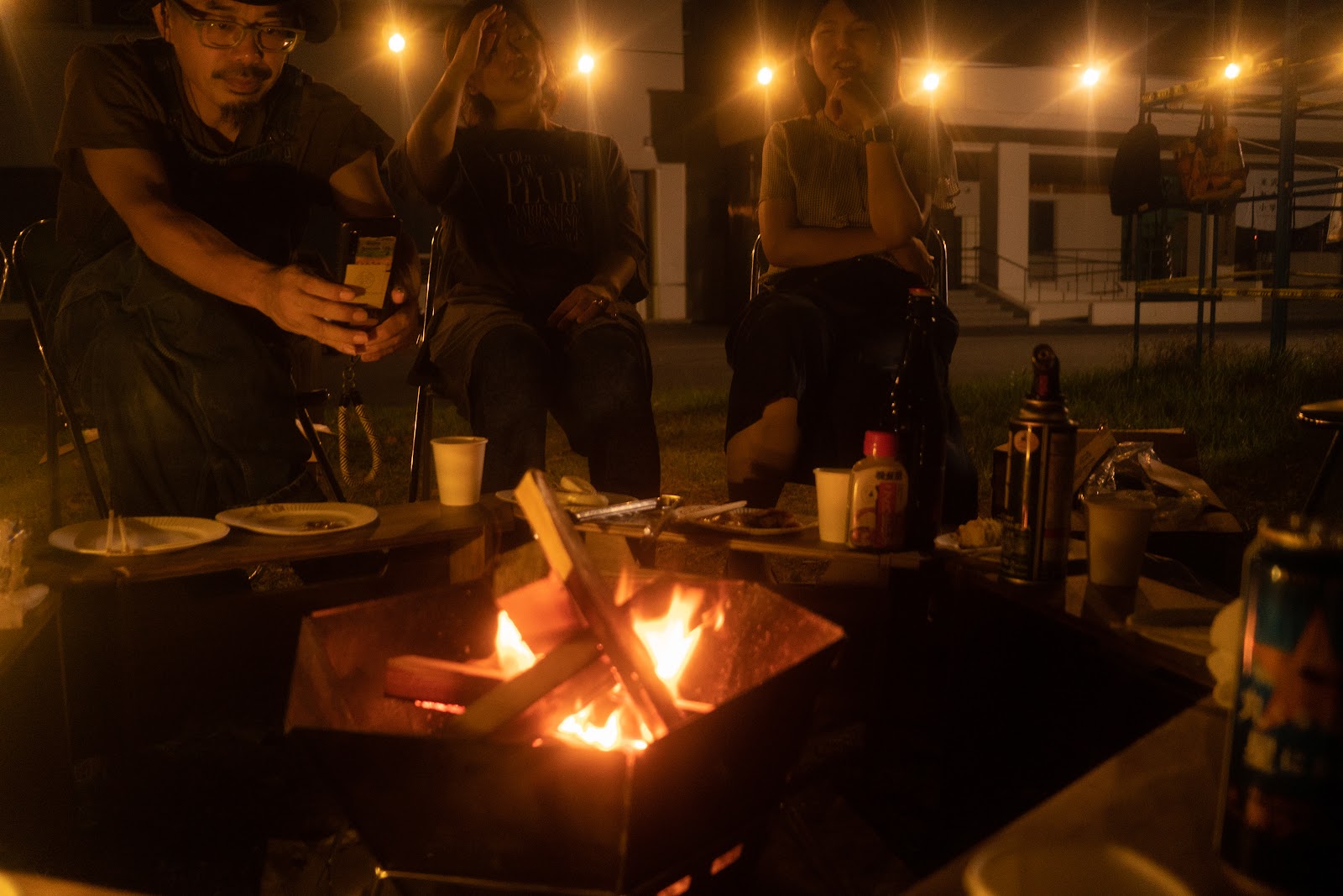 焚き火を囲んで楽しむ夜の芋煮会